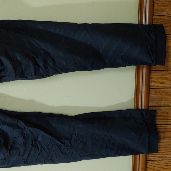 Lululemon Textured Lines Capri Leggings 6 - Picture 10 of 15